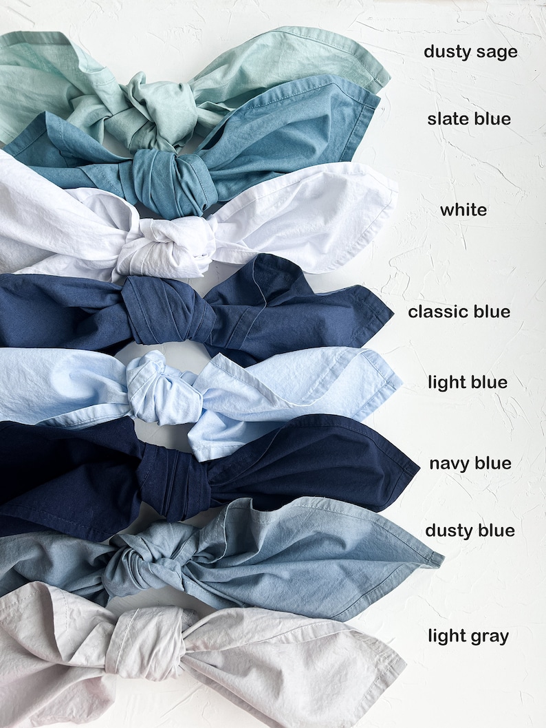 Pu&ograve; includere: Nove campioni di tessuto annodati in un nodo, disposti verticalmente dall'alto verso il basso. I campioni sono dei seguenti colori: salvia polverosa, blu ardesia, bianco, blu classico, blu chiaro, blu navy, blu polvere e grigio chiaro.