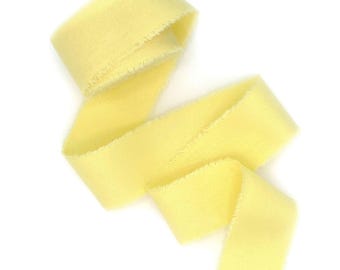 Gelbe Fransenborte: Hand-gerissene Osterdekoration mit rohem Rand