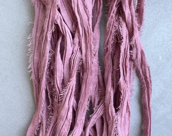 Dusty rose 30 Meter Baumwoll-Gaze-Bändchen: Handgefärbtes, ausgefranstes, recyceltes Kunstfasergarn