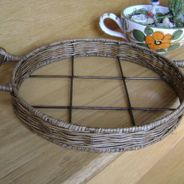 Vintage Wire Basket with Handles, Wicker and Metal Basket,  Hot Dish Serving Basket, French Country Kitchen, Round Shallow, French Decor