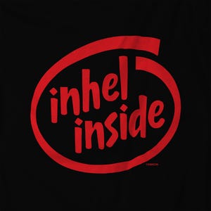Può includere: Una t-shirt grafica nera con un design a vortice circolare rosso. Il testo "inhel inside" è stampato in un carattere rosso audace, in stile manoscritto, al centro della grafica circolare. Il design è centrato sulla parte anteriore del capo.