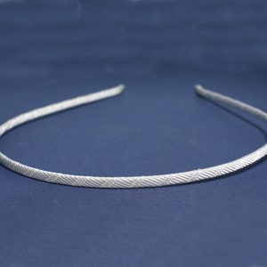 オフホワイトのリボンで包まれた金属製のヘッドバンドフォーマー。英国内の注文は送料無料