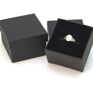SCHWARZE RINGSCHACHTELN AUS KARTON MIT ECHTFLOCK Schwarze Ringschachteln, schwarze Bolzenohrringschachteln. Post Kostenlos für U K Bestellungen