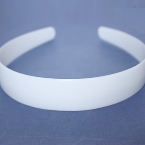 NÚCLEO PARA DIADEMA DE 2,5 cm (paquete de 12) Centro de plástico blanco para diadema Aliceband, formador de diadema para tus propios diseños. Envío gratuito para pedidos en el Reino Unido.