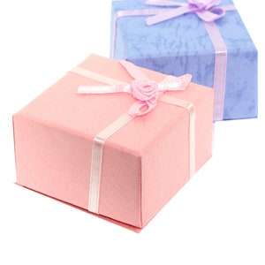 RING BOXEN AUS KARTON, Rosa+Lavendel mit weißen beflockten Schaumstoffeinlagen. Sehr hübsch für Ringe oder Ohrstecker. Postfrei für U K Bestellungen