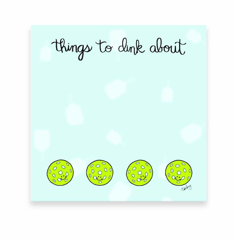 Pode incluir: Um fundo azul claro com o texto "things to dink about" em escrita cursiva preta. H&aacute; tr&ecirc;s bolas de pickleball verdes com buracos brancos e um rosto sorridente na parte inferior da imagem.