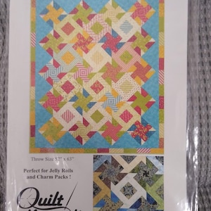 Może przedstawiać: Wzór na patchwork o nazwie "Tilt-A-Whirl" z kolorowym wzorem patchworkowym, w którym zastosowano połączenie czerwonych, żółtych, niebieskich, zielonych i białych tkanin. Wzór jest przeznaczony do patchworku w rozmiarze narzuty o wymiarach 132 cm x 160 cm. Wzór idealnie nadaje się do użycia rolek żelowych i pakietów uroczych.