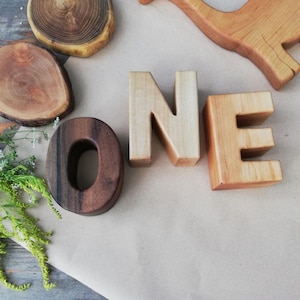 Letras de madera Primer cumpleaños Decoración de madera Letras grandes para el hogar Un letrero Fiesta Decoración de madera para cumpleaños de bebé niño Juguete personalizado