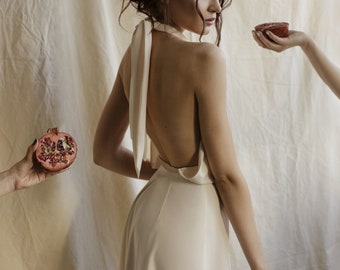 Vestido de novia de crepé con escote halter y espalda descubierta