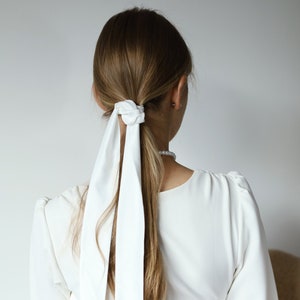花嫁のためのサテンのヘアリボン ミニマリストなシルクのヘアリボン ホワイトのロングヘアリボン 花嫁のためのボヘミアンヘアアクセサリー