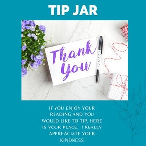 Puede incluir: Una tarjeta blanca con texto morado que dice "Gracias" sobre una superficie de mármol blanco con un bolígrafo negro, un carrete de hilo rojo y blanco y flores moradas.