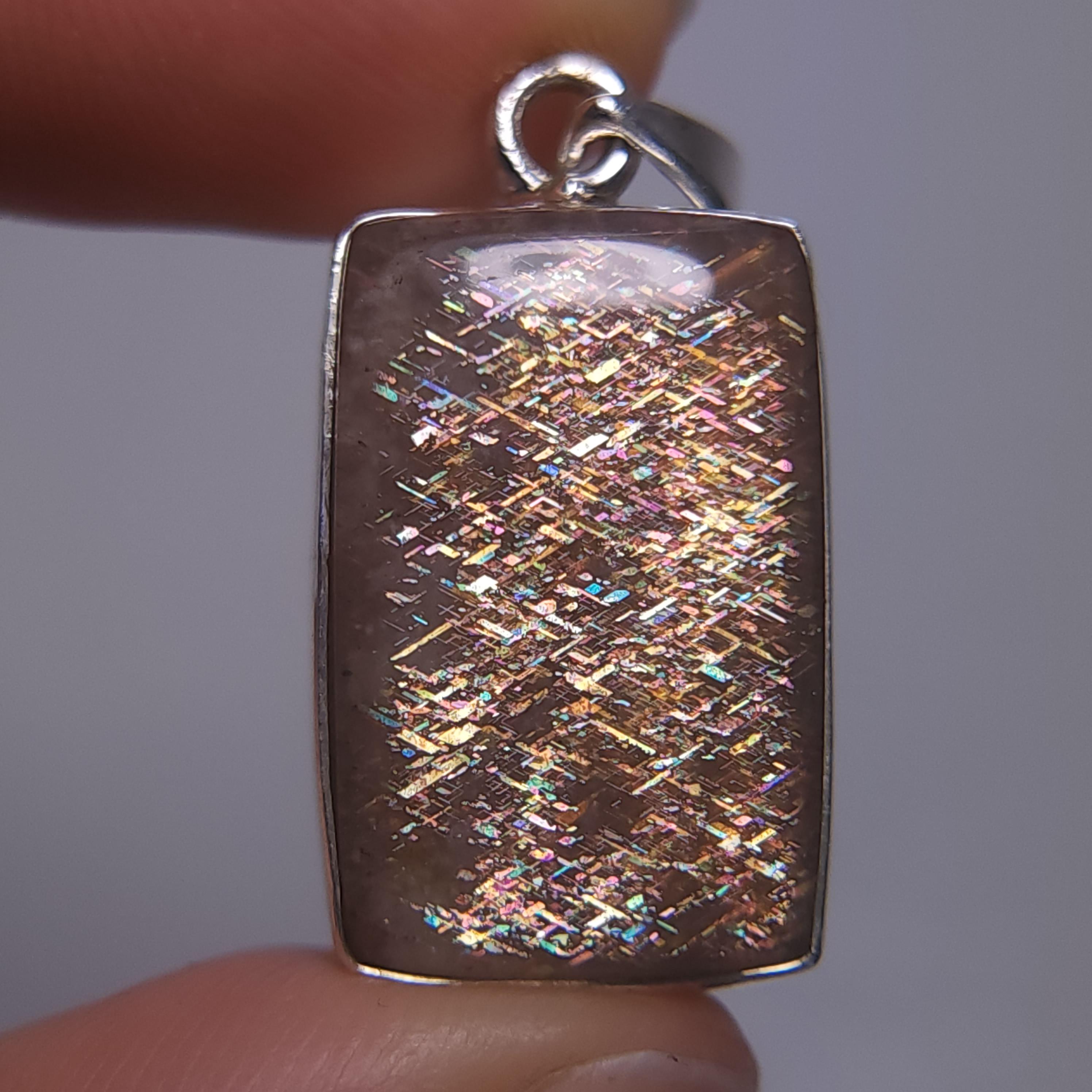 レインボーラティスサンストーンシルバーペンダント 29 x 16 mm A5045