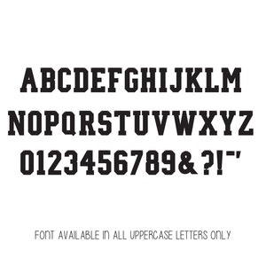 Peut inclure: Alphabet et chiffres en majuscules noir et blanc dans un style de police gras et en bloc. La police comprend les lettres A &agrave; Z, les chiffres 0 &agrave; 9 et les symboles esperluette, point d'interrogation, point d'exclamation et guillemets. Le texte "FONT AVAILABLE IN ALL UPPERCASE LETTERS ONLY" est sous la police.