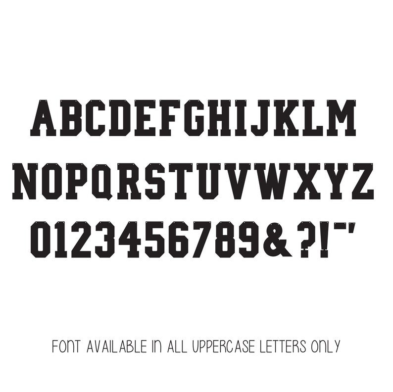 Peut inclure: Alphabet et chiffres en majuscules noir et blanc dans un style de police gras et en bloc. La police comprend les lettres A &agrave; Z, les chiffres 0 &agrave; 9 et les symboles esperluette, point d'interrogation, point d'exclamation et guillemets. Le texte "FONT AVAILABLE IN ALL UPPERCASE LETTERS ONLY" est sous la police.