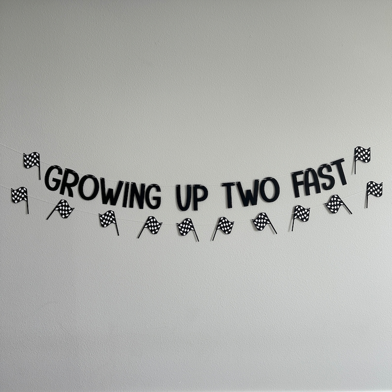 Puede incluir: Banderas a cuadros en blanco y negro con las palabras "Growing Up Two Fast" en letras negras. Esta pancarta es perfecta para una fiesta de cumplea&ntilde;os u otra celebraci&oacute;n.