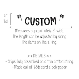 Puede incluir: Banderas a cuadros blanco y negro con la palabra "CUSTOM" en may&uacute;sculas en una cuerda. La pancarta mide aproximadamente 60 cm de ancho y 12,5 cm de alto. La pancarta est&aacute; hecha de papel de cartulina de 65 lb.