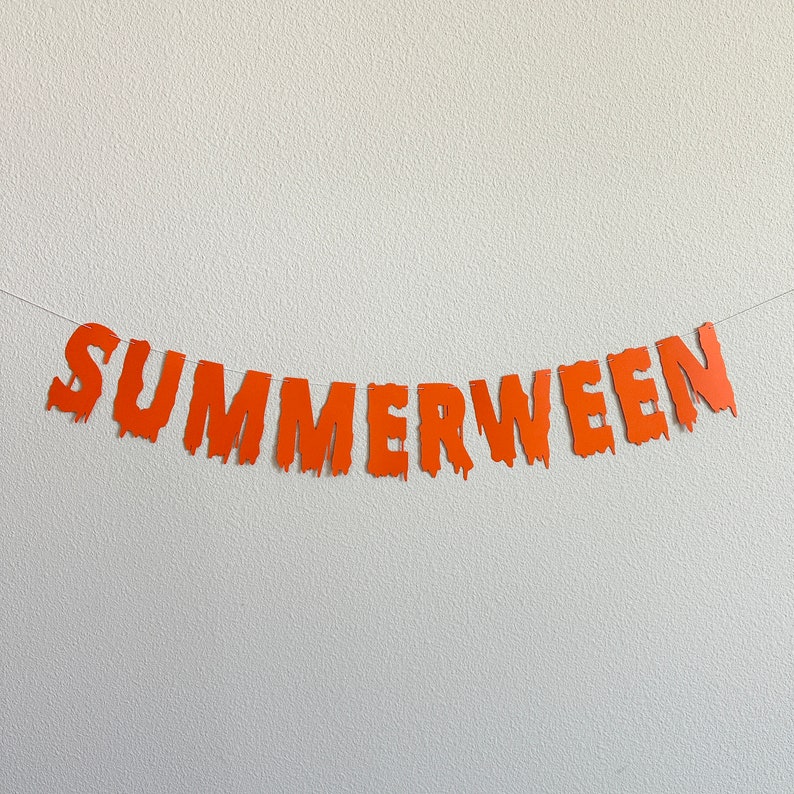 Puede incluir: Pancarta de papel naranja con las palabras "SUMMERWEEN" en letras que gotean.