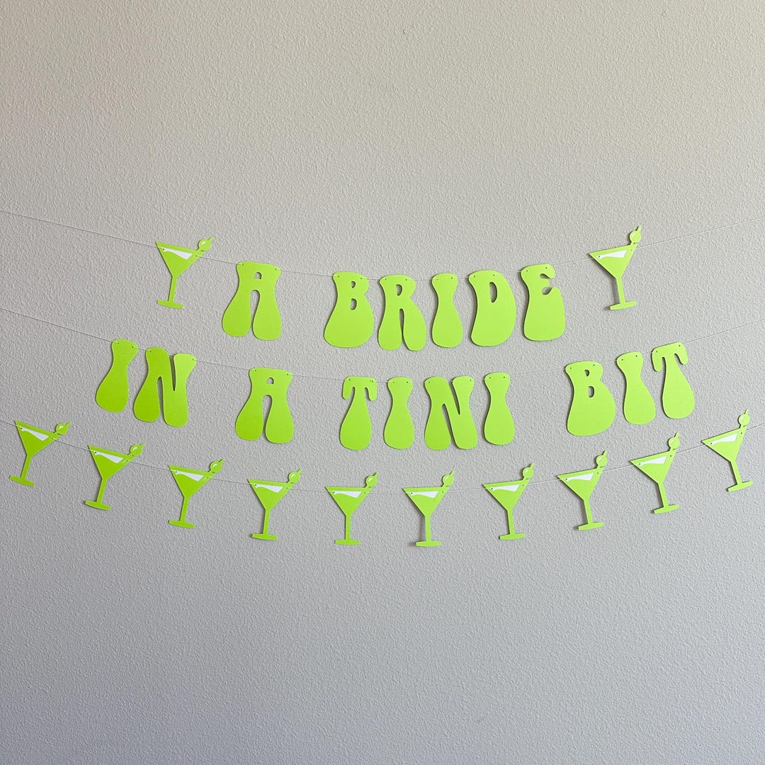 Striscione Decorativo "A Bride In A Tini Bit" Per Addio Al Nubilato A Tema Espresso Martini – Colore Verde, Cartoncino Premium Con Nastri, 3m
