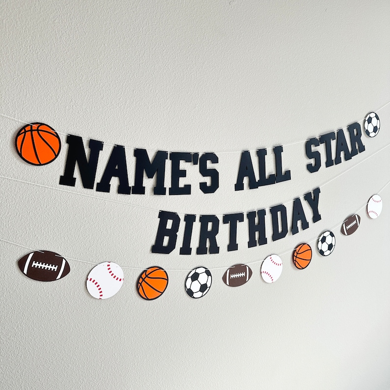 Peut inclure: Une banni&egrave;re de f&ecirc;te sur le th&egrave;me du sport en noir et blanc avec le texte "NAME'S ALL STAR BIRTHDAY". La banni&egrave;re est d&eacute;cor&eacute;e de ballons de basket orange, de balles de baseball blanches, de ballons de football bruns et de ballons de football noir et blanc.