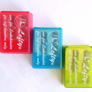 KUM 2 in 1 LEFTY Puntenslijper met 2 Reservemesjes in Groen/Blauw/Rood