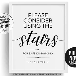 Op de afbeelding: Zwart-witte printbare poster met de tekst "Overweeg alsjeblieft om de trap te gebruiken voor veilige afstand. Dank je wel." Het poster heeft een decoratief lettertype en een kleine copyrightvermelding onderaan.