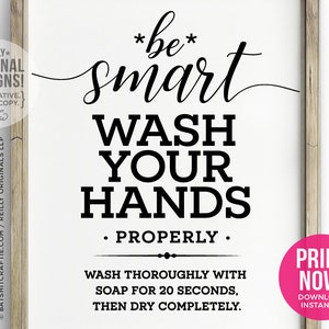 Puede incluir: Una impresión enmarcada en blanco con texto negro que dice "be smart WASH YOUR HANDS PROPERLY". Texto adicional indica lavarse con jabón durante 20 segundos. Un círculo rosa con "PRINT NOW!" está en la esquina inferior derecha. La impresión también incluye el texto "TRULY ORIGINAL DESIGNS!"