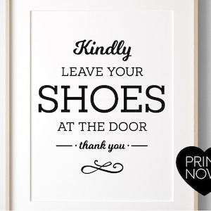 Peut inclure: Affiche imprimable noir et blanc avec le texte "Veuillez laisser vos chaussures à la porte - merci -" avec une fioriture décorative et un cœur noir avec le texte "Imprimer maintenant !" en blanc.