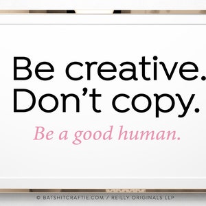 K&ouml;nnte beinhalten: Gerahmter Kunstdruck mit wei&szlig;em Hintergrund und goldenem Rahmen. Der schwarze Text lautet "Be creative. Don't copy." mit "Be a good human" in Rosa. Am unteren Rand des Drucks wird die Website-Adresse angezeigt.