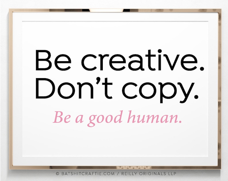 K&ouml;nnte beinhalten: Gerahmter Kunstdruck mit wei&szlig;em Hintergrund und goldenem Rahmen. Der schwarze Text lautet "Be creative. Don't copy." mit "Be a good human" in Rosa. Am unteren Rand des Drucks wird die Website-Adresse angezeigt.