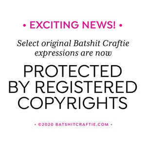 K&ouml;nnte beinhalten: Wei&szlig;er Hintergrund mit schwarzem und rosa Text. Der Text lautet &bdquo;EXCITING NEWS!&ldquo; und &bdquo;PROTECTED BY REGISTERED COPYRIGHTS&ldquo;. Das Bild enth&auml;lt auch den Text &bdquo;Select original Batshit Craftie expressions are now&ldquo; und &bdquo;&copy;2020 BATSHITCRAFTIE.COM.&ldquo;