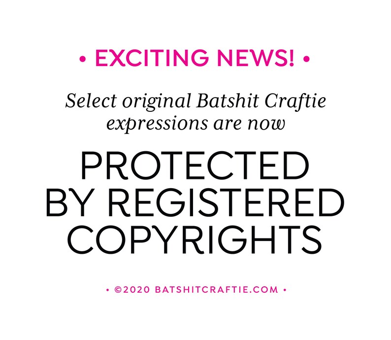 K&ouml;nnte beinhalten: Wei&szlig;er Hintergrund mit schwarzem und rosa Text. Der Text lautet &bdquo;EXCITING NEWS!&ldquo; und &bdquo;PROTECTED BY REGISTERED COPYRIGHTS&ldquo;. Das Bild enth&auml;lt auch den Text &bdquo;Select original Batshit Craftie expressions are now&ldquo; und &bdquo;&copy;2020 BATSHITCRAFTIE.COM.&ldquo;