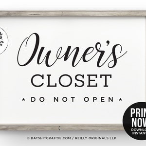 以下が含まれることがあります： 白枠の中に「Owner's Closet *DO NOT OPEN*」というテキストが書かれた白黒の印刷可能なサイン。サインには「© BATSHITCRAFTIE.COM / REILLY ORIGINALS LLP」というテキストと「今すぐ印刷！」ボタンも含まれています。
