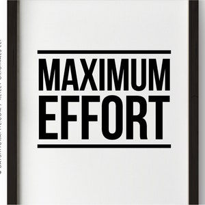 Puede incluir: Impresión enmarcada en blanco y negro con el texto "MAXIMUM EFFORT" en letras negritas y mayúsculas.