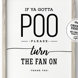 Może przedstawiać: Czarno-biały znak z tekstem "If ya gotta poo please turn the fan on. Thank you." Znak jest oprawiony w jasną drewnianą ramę. Tekst "truly original designs be creative don't copy" znajduje się w kółku w prawym górnym rogu.
