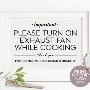 Puede incluir: Un cartel blanco enmarcado con texto negro que dice: "· importante · POR FAVOR, ENCENDER LA CAMPANA EXTRACTORA MIENTRAS COCINA gracias POR MANTENER EL AIRE LIMPIO Y SALUDABLE"