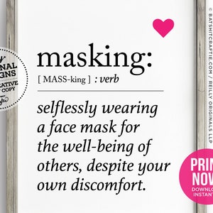 Puede incluir: Una definición imprimible de la palabra "masking" como verbo, con la definición siendo "usar una mascarilla facial de forma altruista para el bienestar de los demás, a pesar de tu propia incomodidad". La palabra "masking" está en letra grande, negrita y negra. La definición está en letra más pequeña y negra. La palabra "masking" se define como "[MASS-king]". La imagen tiene un corazón rosa en la esquina superior derecha y un botón rosa "¡IMPRIMIR AHORA!" en la esquina inferior derecha.