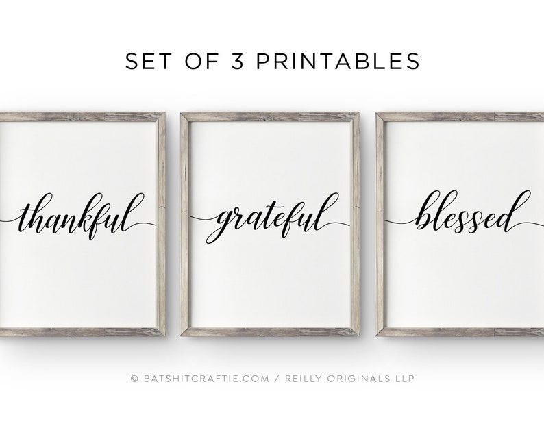 Puede incluir: Conjunto de tres impresiones de arte de pared imprimibles con las palabras "agradecido", "agradecido" y "bendecido" en una fuente cursiva.