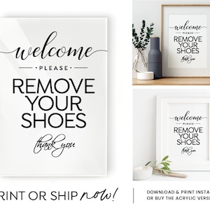Puede incluir: Un cartel blanco con texto negro que dice "welcome please remove your shoes thank you". El cartel se muestra sobre un fondo blanco con un estante de madera y vegetación en el fondo.