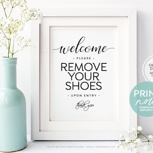 Może przedstawiać: Biały, oprawiony w ramę znak z czarnym tekstem, który brzmi "welcome, please remove your shoes, upon entry. Thank you." Znak stoi na białym tle, z wazą białych kwiatów po lewej stronie i niebieskim kółkiem z białym tekstem, który brzmi "print now! download instantly" po prawej stronie.