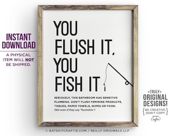 Puede incluir: Un cartel imprimible en blanco y negro con el texto "You Flush It, You Fish It."  El cartel también incluye un dibujo de línea simple de una caña de pescar y un anzuelo. El texto debajo del texto principal dice: "En serio, este baño tiene plomería sensible. No tire productos femeninos, pañuelos, toallas de papel, toallitas o comida. (Ni siquiera si dicen "desechable.")"  El cartel también incluye el texto "*TRULY* ORIGINAL DESIGNS!  BE CREATIVE. DON'T COPY."  El cartel está enmarcado en un marco de madera marrón claro.