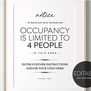 Op de afbeelding: Zwart-witte printbare poster met de tekst "notice", "To maintain safe distancing", "Occupancy is limited to 4 people", "In this area", "Enter further instructions and/or your logo here", en "Thank you". De poster bevat ook de tekst "Editable (see next image)".