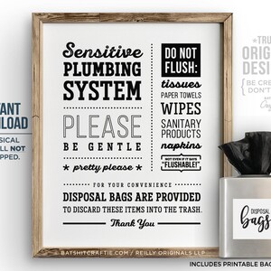 Puede incluir: Un cartel imprimible con el texto "Sistema de fontanería sensible, por favor, sea delicado, No tire por el inodoro: Pañuelos, Toallas de papel, Toallitas, Productos sanitarios, Servilletas" y una ilustración en blanco y negro de un inodoro. El cartel también incluye el texto "Se proporcionan bolsas de eliminación" y "Gracias".