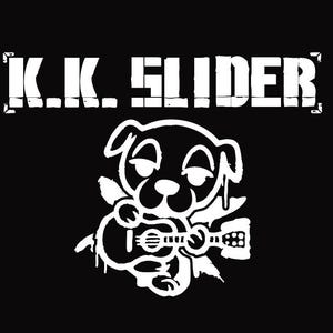 以下が含まれることがあります： 「K.K. スライダー」というバンドの4つの異なるデザイン。最初のデザインは、ドクロとクロスボーンが描かれた赤と白のデザイン。2番目のデザインは、黒い背景に白いテキスト。3番目のデザインは、白黒のメタルバンドロゴ。4番目のデザインは、黒い背景にギターを持った白い漫画の犬。
