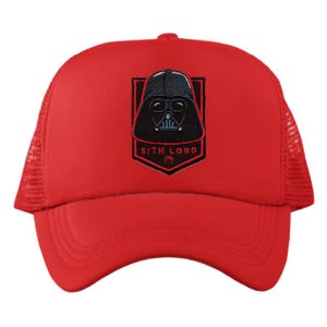 Op de afbeelding: Rode truckerpet met een zwart-wit Darth Vader-ontwerp en de tekst "Sith Lord". De pet heeft een mesh achterkant en een gebogen klep. Een accessoire met Star Wars-thema.