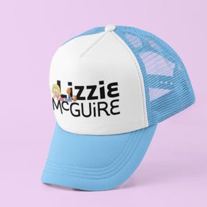 Puede incluir: Gorra de camionero azul claro y blanca con el texto "Lizzie McGuire" y una imagen de dibujos animados. La gorra tiene una parte trasera de malla y una visera curva. La gorra es de color azul claro.