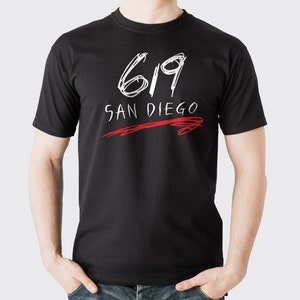 Puede incluir: Camiseta negra con texto blanco que dice "619 SAN DIEGO" con una línea roja debajo.