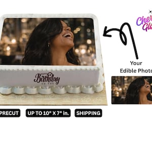 Puede incluir: Una tarta rectangular con una foto de una persona sonriente. La tarta tiene glaseado blanco y un borde decorativo. Las palabras "Happy Birthday to You" están impresas en la parte delantera. La tarta mide hasta 25,4 cm x 17,8 cm.