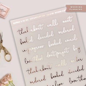 Może przedstawiać: Arkusz przezroczystych naklejek z literami w kolorze złotym i różowego złota. Naklejki zawierają frazy związane z planowaniem ślubu, takie jak "pomyśl o", "zarezerwowane", "w toku", "kocham to", "zadzwoń", "spotkaj się", "zdecydowane", "zamówione", "e-mail", "nie zapomnij", "kup" i "zamów".