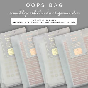 Könnte beinhalten: Gezeigt werden mehrere OOPS BAGs, die jeweils 10 fehlerhafte Stickerbögen mit überwiegend weißen Hintergründen enthalten. Die Beutel sind in durchscheinendem Papier versiegelt, mit Etiketten mit der Aufschrift "OOP BAG" und "Fehlerhafte, fehlerhafte und eingestellte Designs."