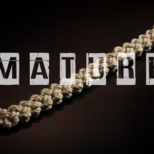 Puede incluir: Primer plano de una cuerda gruesa y marrón con la palabra "MATURE" estampada en letras blancas.